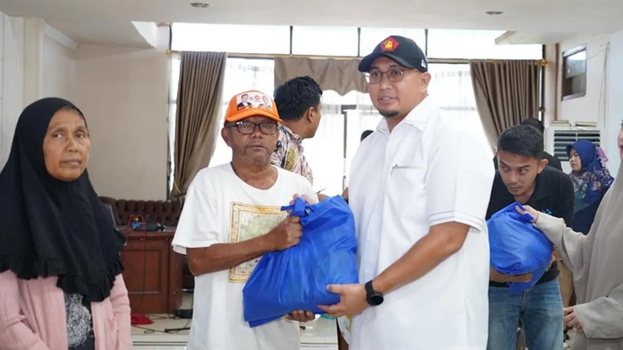 Wakil Ketua Komisi VI DPR Andre Rosiade Salurkan Ribuan Paket Sembako, Bantu Warga Pariaman Sambut Ramadan