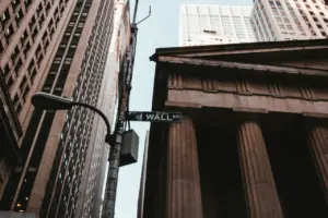 Wall Street Menguat Tipis: Rotasi Dana ke Sektor Keuangan Imbangi Tekanan Saham Software Akibat AI