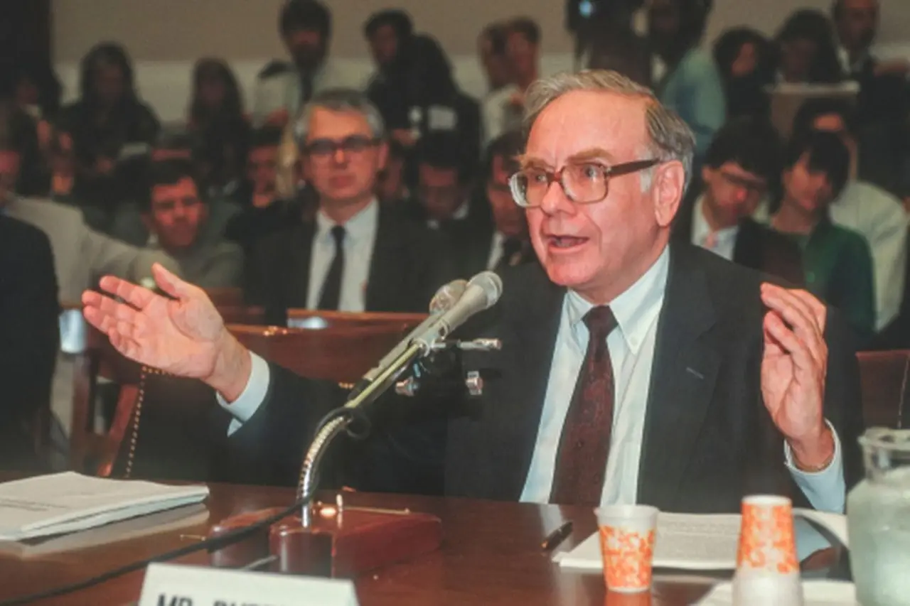 Warren Buffett Ungkap Lima Perangkap Psikologis yang Membuat Kelas Menengah Sulit Capai Kebebasan Finansial