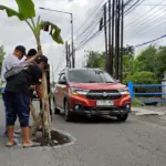 Waspada! Hantam Lubang Saat Mobil Berbelok Picu Kerusakan Lebih Parah pada Komponen Kemudi dan Kaki-kaki