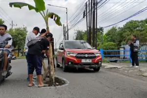 Waspada! Hantam Lubang Saat Mobil Berbelok Picu Kerusakan Lebih Parah pada Komponen Kemudi dan Kaki-kaki