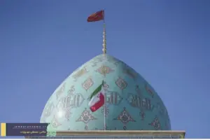 Bendera Merah ‘Balas Dendam’ Berkibar di Masjid Jamkaran Iran: Simbol Keadilan Syiah di Tengah Konflik Regional