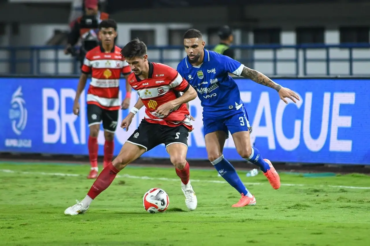 Bojan Hodak Ungkap Dampak Positif Layvin Kurzawa di Persib Bandung: Kualitas Latihan Tim Meningkat