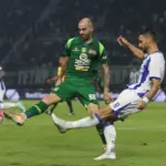 Drama Empat Gol di GBT: Francisco Rivera Buyarkan Kemenangan Persib, Persebaya Amankan Poin di Kandang