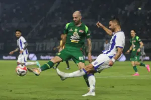 Drama Empat Gol di GBT: Francisco Rivera Buyarkan Kemenangan Persib, Persebaya Amankan Poin di Kandang