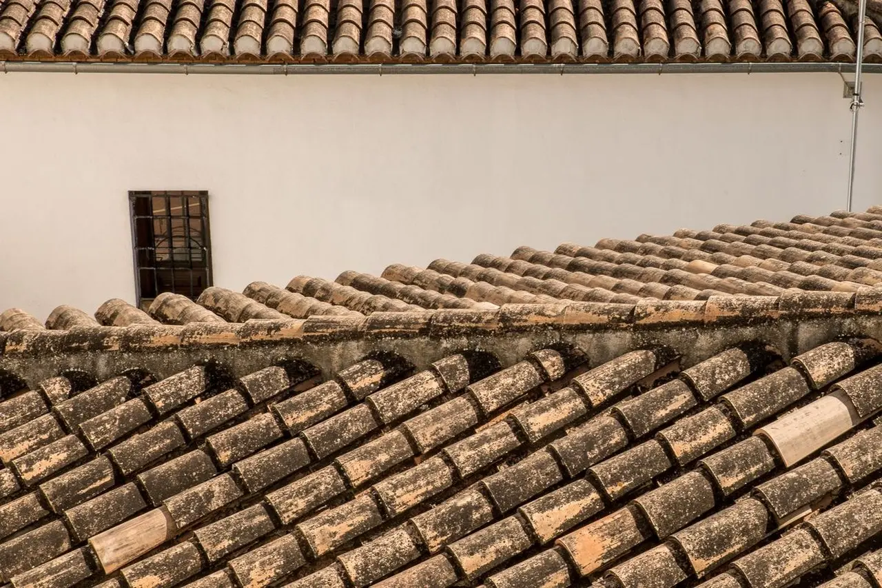 Gentengisasi Nasional: Mengapa Atap Tanah Liat Kian Tergeser dan Tantangan Ekonomi Desa di Tengah Modernisasi?