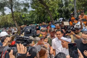 Gubernur Jawa Barat Dedi Mulyadi Diadang Mahasiswa di Bekasi: Dicecar Isu Banjir dan Anggaran BUMD