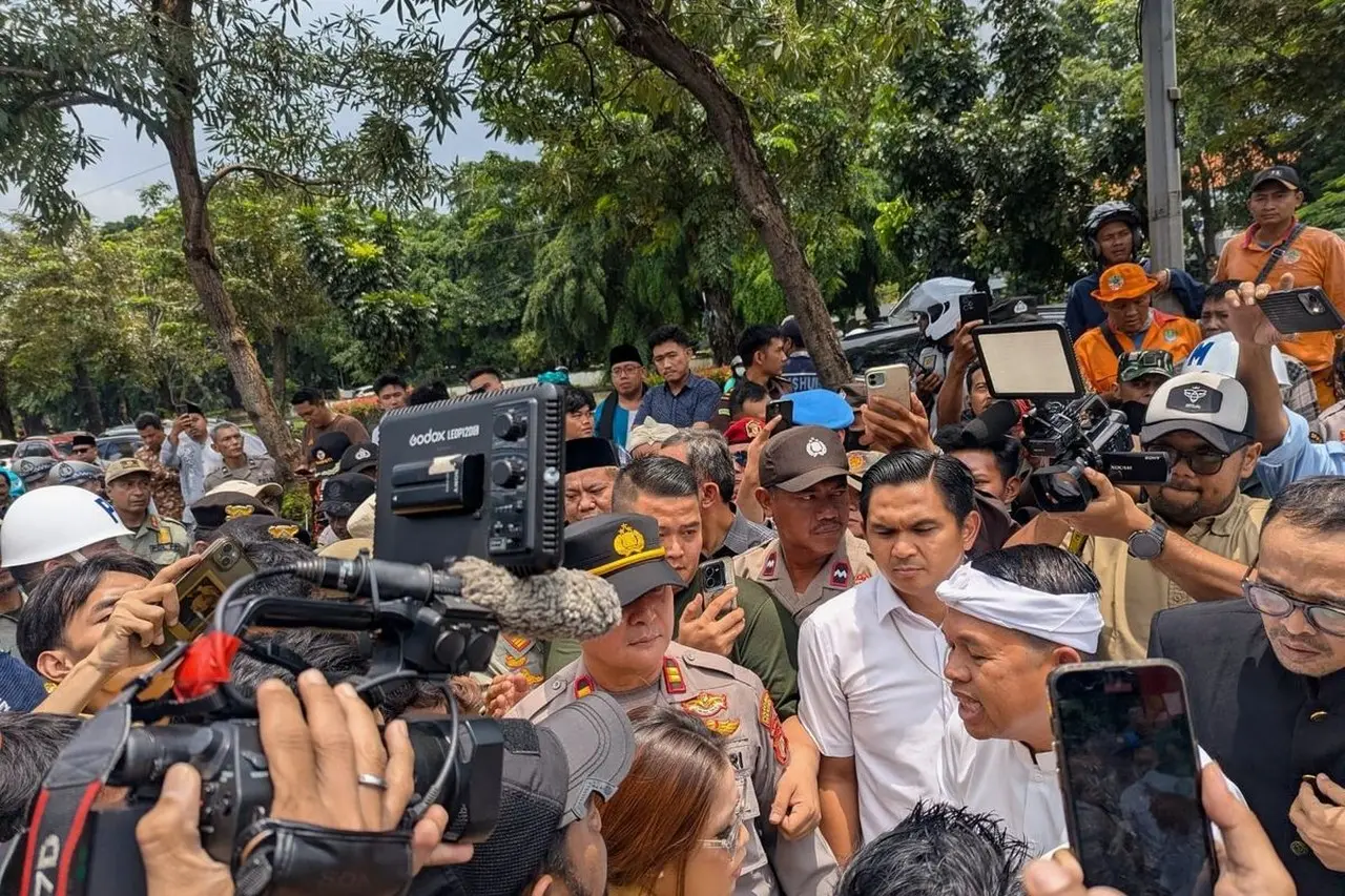 Gubernur Jawa Barat Dedi Mulyadi Diadang Mahasiswa di Bekasi: Dicecar Isu Banjir dan Anggaran BUMD