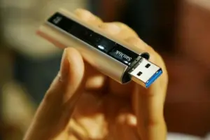 Kemenkum RI Tegaskan Penjualan Flash Disk Berisi Lagu Bajakan Diancam Pidana 10 Tahun Penjara