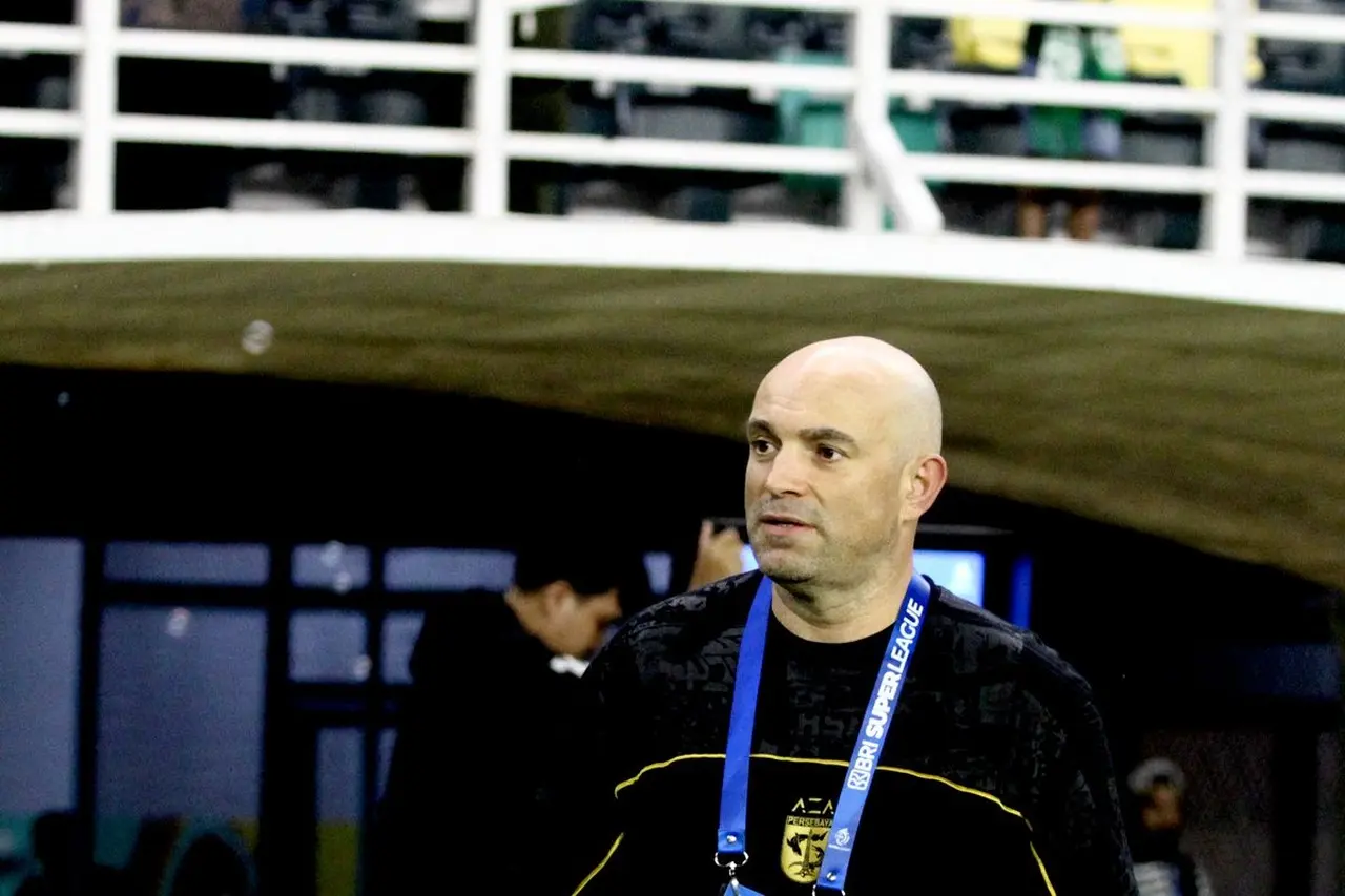 Pelatih Persebaya Soroti Kekuatan Persib, Ungkap Maung Bandung Mirip Raksasa Malaysia JDT Pelatih Persebaya Soroti Kekuatan Persib, Ungkap Maung Bandung Mirip Raksasa Malaysia JDT