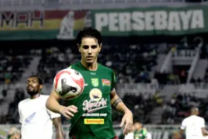 Persebaya Tantang Juara Bertahan Persib: Tavares Ungkap Strategi Lapis Tiga, Moreira Ajak Bonek Penuhi GBT