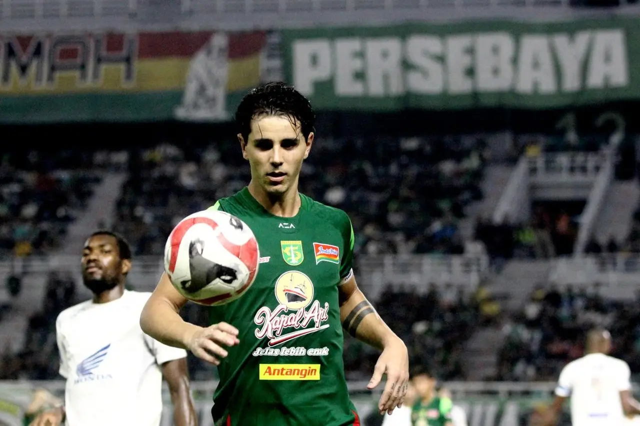 Persebaya Tantang Juara Bertahan Persib: Tavares Ungkap Strategi Lapis Tiga, Moreira Ajak Bonek Penuhi GBT