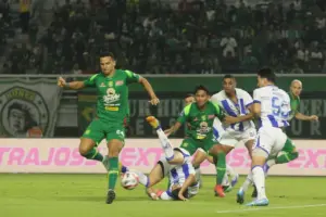 Persebaya Unggul Tipis 1-0 atas Persib di Babak Pertama Super League, Penalti Bruno Moreira Jadi Penentu