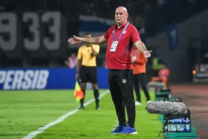 Persebaya vs Persib: Bojan Hodak Kenang Kekalahan Pahit di GBT, Optimistis Tatap Laga Super League 2025-2026
