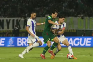 Persib Bandung Tetap Puncaki Klasemen Super League Usai Imbang Dramatis 2-2 Kontra Persebaya Surabaya