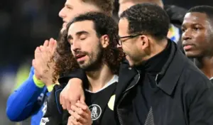Chelsea Pecat Liam Rosenior usai Lima Kekalahan Beruntun, Gary Neville Soroti Sikap Pemain