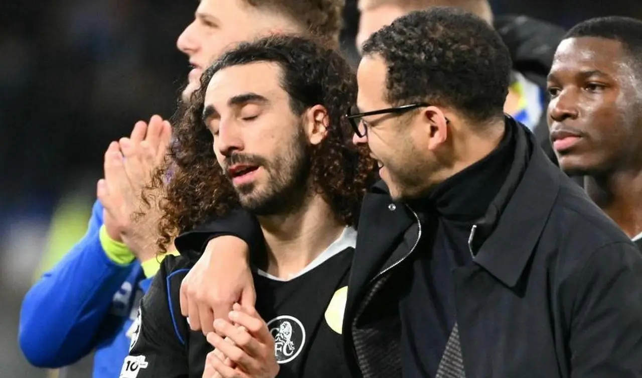 Chelsea Pecat Liam Rosenior usai Lima Kekalahan Beruntun, Gary Neville Soroti Sikap Pemain