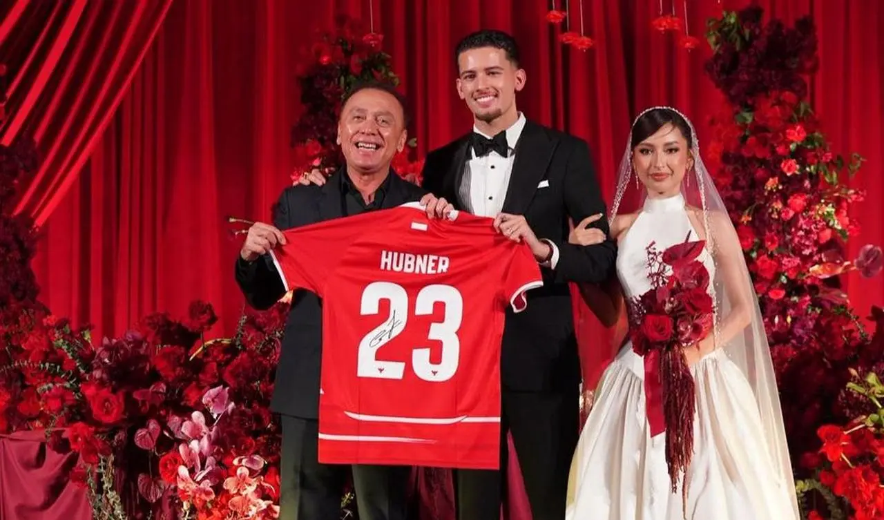 Iwan Bule Hadiri Pernikahan Justin Hubner, Dapat Jersey Timnas Iwan Bule Hadiri Pernikahan Justin Hubner, Dapat Jersey Timnas
