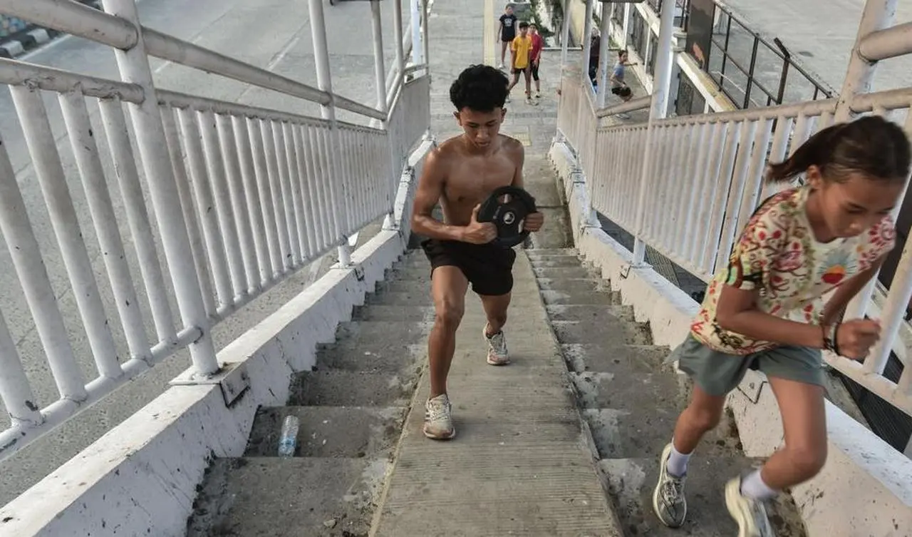 Minim Sarana, Atlet Menteng Raya 72 Gunakan JPO untuk Latihan