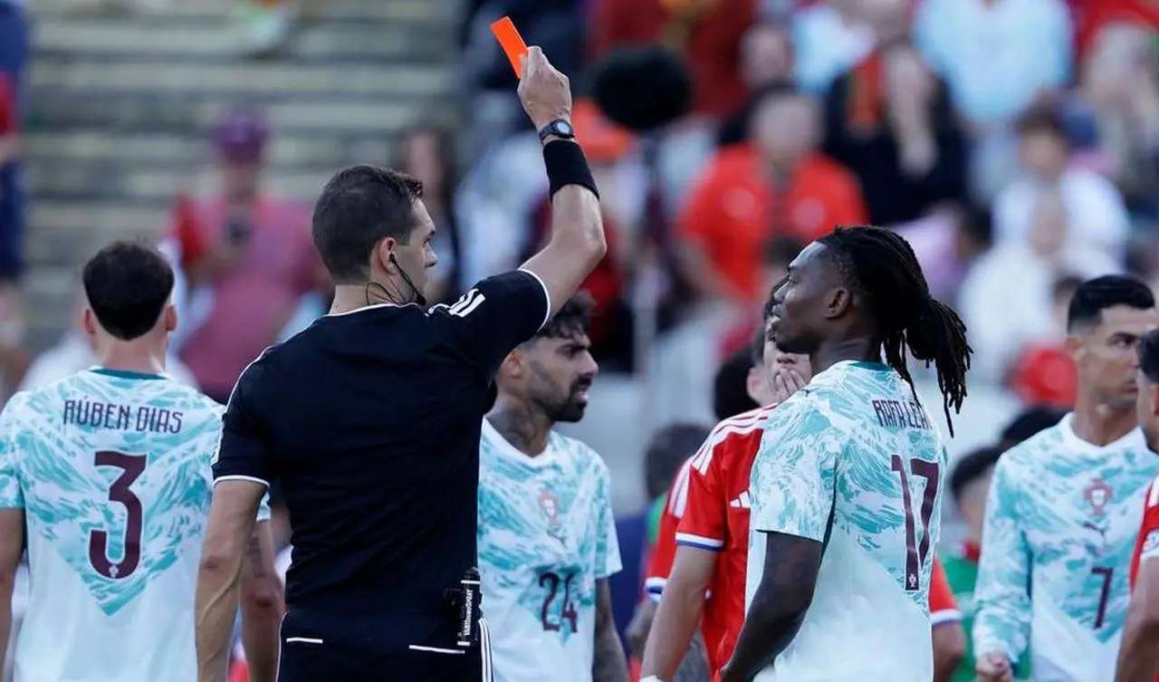 Rafael Leao Jelaskan Kartu Merah saat Portugal vs Chile Rafael Leao Jelaskan Kartu Merah saat Portugal vs Chile