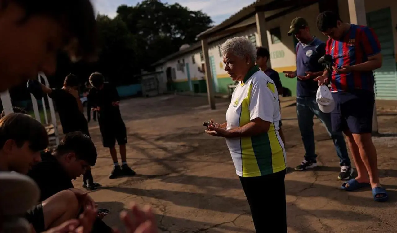 Sepak Bola Gratis Eva Alves Bertahan di Tengah Minim Dana